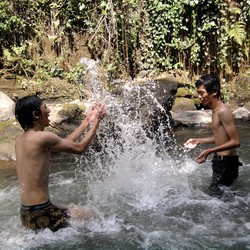 main di kali kampung halaman
