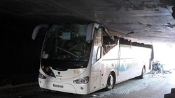 Waduh! Bus Tingkat Nyangkut di Terowongan Prancis