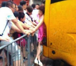 Aduh, Turis Wanita Terjepit Bus & Pagar Besi di Hong Kong