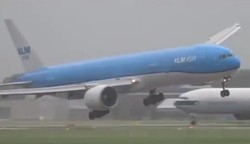 Kena Angin Kencang, Pesawat Ini Oleng Saat Mendarat