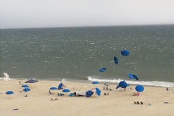 Wush! Angin Kencang Bikin Kacau Pantai Wisata di Amerika