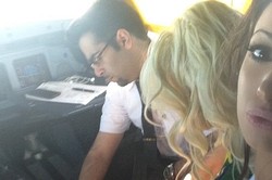 Kelewatan, Pilot Ajak Model Playboy ke Kokpit Pesawat