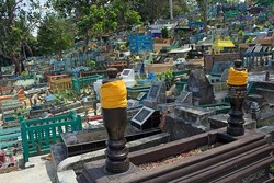 Unik! Balikpapan Punya Bukit Makam Warna-warni