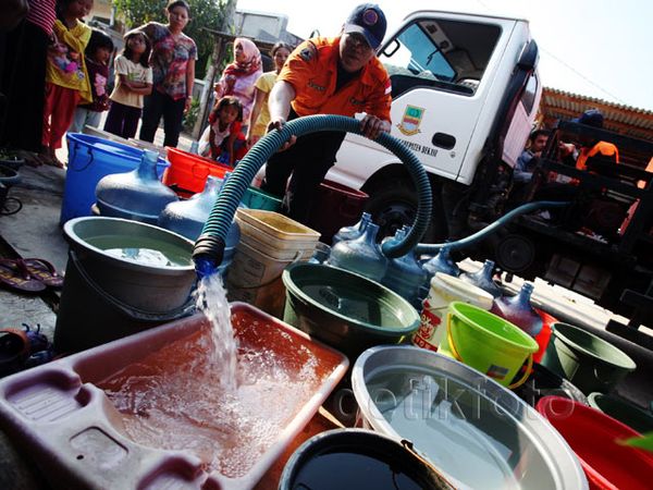 Pembagian Air Bersih untuk Korban Kekeringan