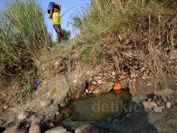 Begini Perjuangan Warga Cibarusah Cari Air Bersih