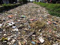 Pemandangan Sampah di Sungai Sidoarjo Mengerikan