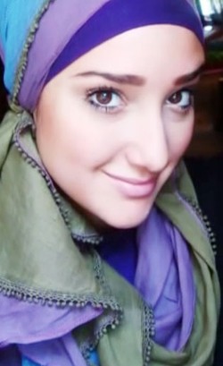 Tutorial Hijab Pashmina dengan Aksen Ruffle ala Hijabers Amerika, Yasemin