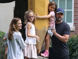 Potret Kemesraan Jennifer Garner, Ben Affleck dan Keluarga Pasca Cerai