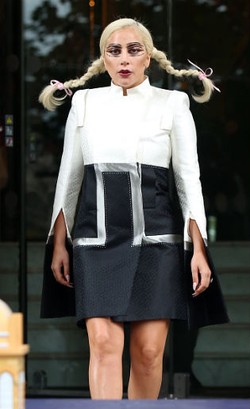 Tampil Seperti Tanpa Busana, Lady Gaga Pamer 3 Sepatu Alexander McQueen