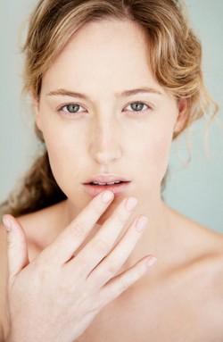 3 Kesalahan Perawatan yang Buat Kulit Bibir Tambah Kering