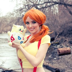 Transformasi Gadis Pemalu Jadi Cosplayer Cantik