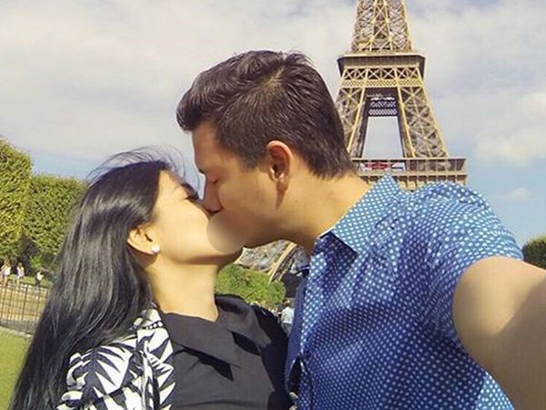 Mesranya Christian Sugiono Cium Titi Kamal di Menara Eiffel
