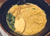 Slruup! Kental Gurih Ramen Otentik dengan Kaldu Ayam Berkolagen