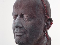 Seram! Patung Kepala Terbuat dari Darah Senimannya