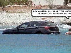 Lupa Direm Tangan, BMW Ini Tercebur ke Laut