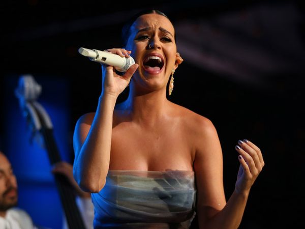 Katy Perry Tampil Anggun di Acara Amal