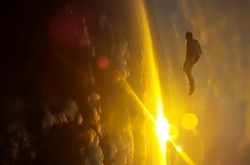 Bikin Iri! Begini Kerennya Terjun Payung Saat Sunset