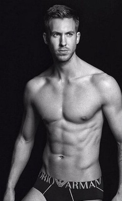 Foto: Seksinya Calvin Harris Hanya Pakai Celana Dalam di Iklan Armani