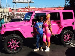 Mantan Penari Striptis Ini Jadikan Jeep Wrangler sebagai Panggung Aksinya