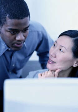 Riset: Wanita yang Mengencani Brondong Lebih Sukses Berkarier