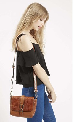 Editors Choice: 5 Tas Selempang Stylish dengan Detail Gesper