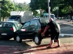 Bak Hercules, Pria Ini Angkat Sendiri Mobil Hatchback yang Parkir di Jalan Sepeda