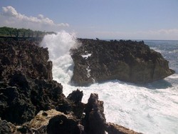 Melihat Dahsyatnya Deburan Ombak di Nusa Dua, Bali
