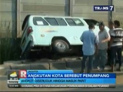 Angkot 15A Diseruduk Hingga Masuk Parit