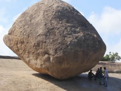 Aneh Tapi Nyata, Ada Batu Melawan Gravitasi di India