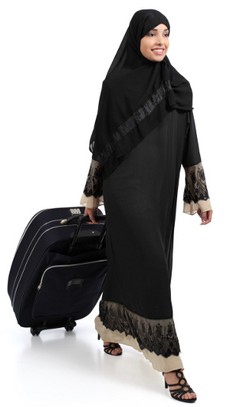 Ini 5 Benda yang Wajib Dibawa Wanita Berhijab Saat Traveling