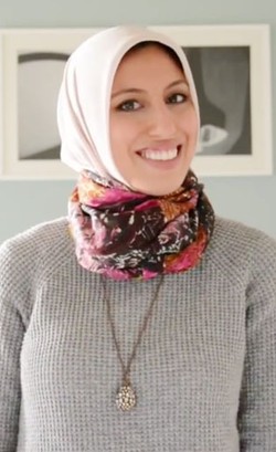 4 Cara Modifikasi Jilbab Segiempat untuk Jadi Aksesori Leher