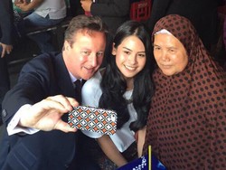 Maudy Ayunda Ajak PM David Cameron ke Pasar dan Selfie Bareng
