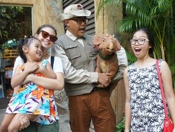Roar! Yuki Kato Foto Bareng Dinosaurus