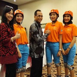 Perempuan Bersepatu Roda Siap Membantu di Bandara Soetta