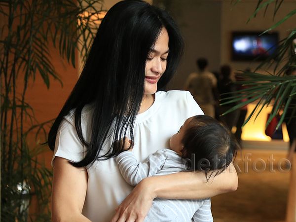 Hot Grandma, Donna Harun