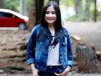 Double Denim Style ala Prilly Latuconsina, Keren Nggak Prillvers?