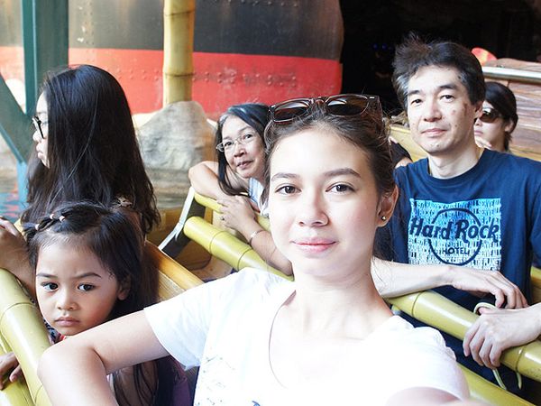 Serunya Yuki Kato Liburan di Singapura Bareng Keluarga