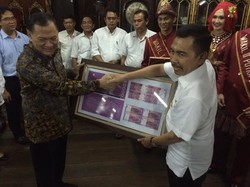 Gubernur BI Blusukan ke Lokasi Ikon Uang Pecahan Rp 10.000