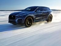 Melihat Pengujian Mobil Jaguar F-Pace