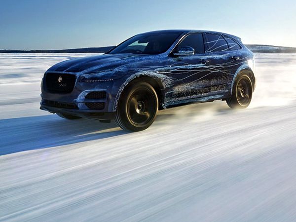 Melihat Pengujian Mobil Jaguar F-Pace