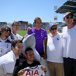 Happy Birthday dari Fans Spurs di AS untuk Harry Kane