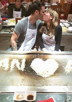 Ada Kata Berbau Seks, Foto Lamaran Pasangan Ini Malah Jadi Lelucon