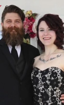 Pasangan Ini Pilih Rumah Pemakaman Jadi Lokasi Pernikahan