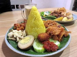 Selera Meener: Bernostalgia dengan Nasi Kuning Entjiem dan Bistik Ayam Berlauk Komplet
