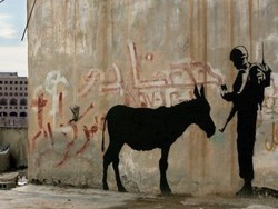 Dilelang Rp 13,5 M, Grafiti Banksy di Bethlehem Jadi Kontroversi