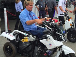 Motor Roda Tiga Elektrik untuk Legenda MotoGP Wayne Rainey