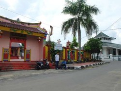 Harmonis! Masjid & Kelenteng Bersebelahan di Bangka