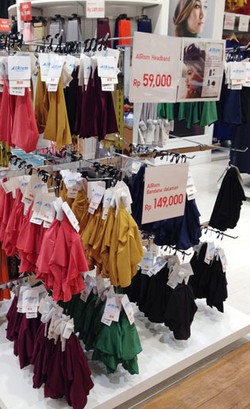 Kolaborasi Uniqlo Bersama Blogger Hijab Hana Tajima Hadir di Indonesia