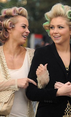 Wanita Jalan-jalan Pakai Roll Rambut Jadi Tren di Liverpool