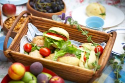 Kalau Mau Piknik Asyik, Sebaiknya Jangan Bawa 6 Makanan Ini